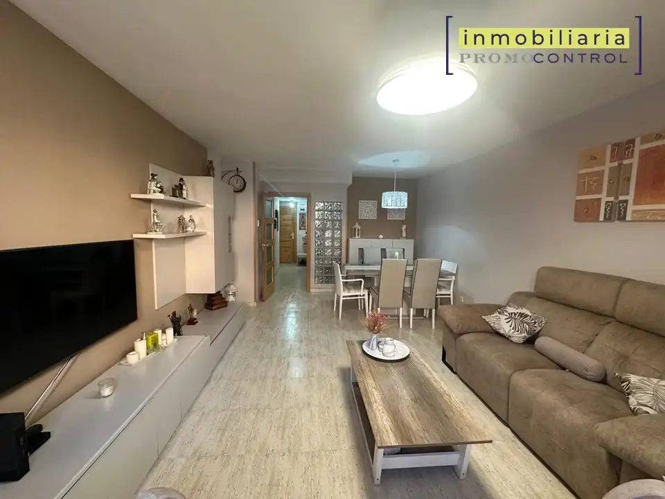 Sala d'estar de Casa adosada en venda en Zuera amb Calefacció, Jardí privat i Terrassa