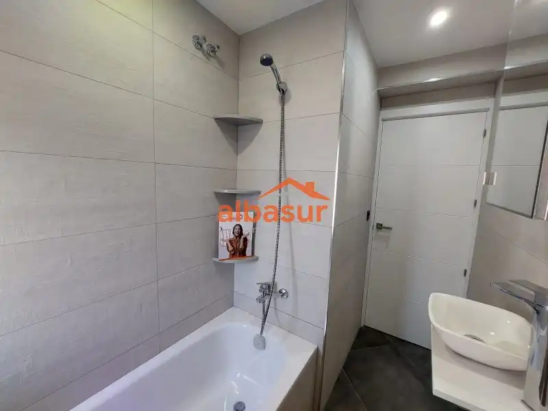Baño de Piso de alquiler en Córdoba con Aire acondicionado, Terraza y Amueblado