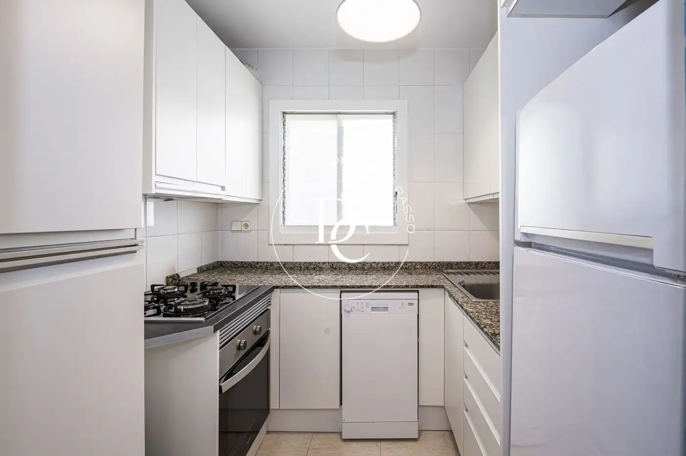 Küche von Wohnung zum Verkauf in Sitges mit Klimaanlage, Heizung und Privatgarten