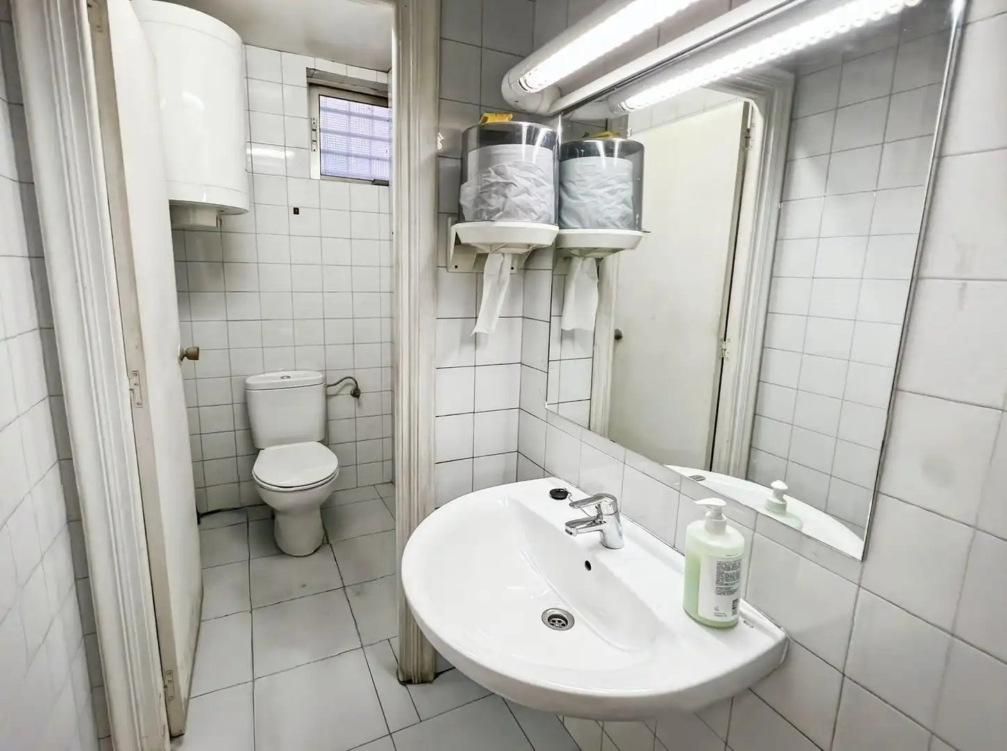 Badezimmer von Fabrikhallen zum Verkauf in Coslada