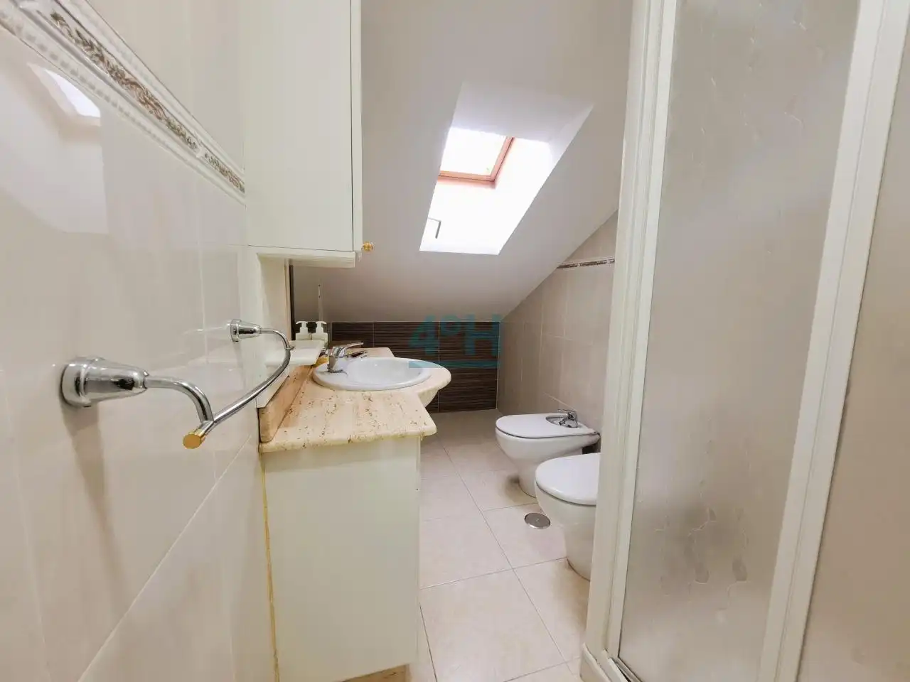 Bathroom of Duplexes for sale in Ourense Capital   with Heating, Parquet flooring and Balcony