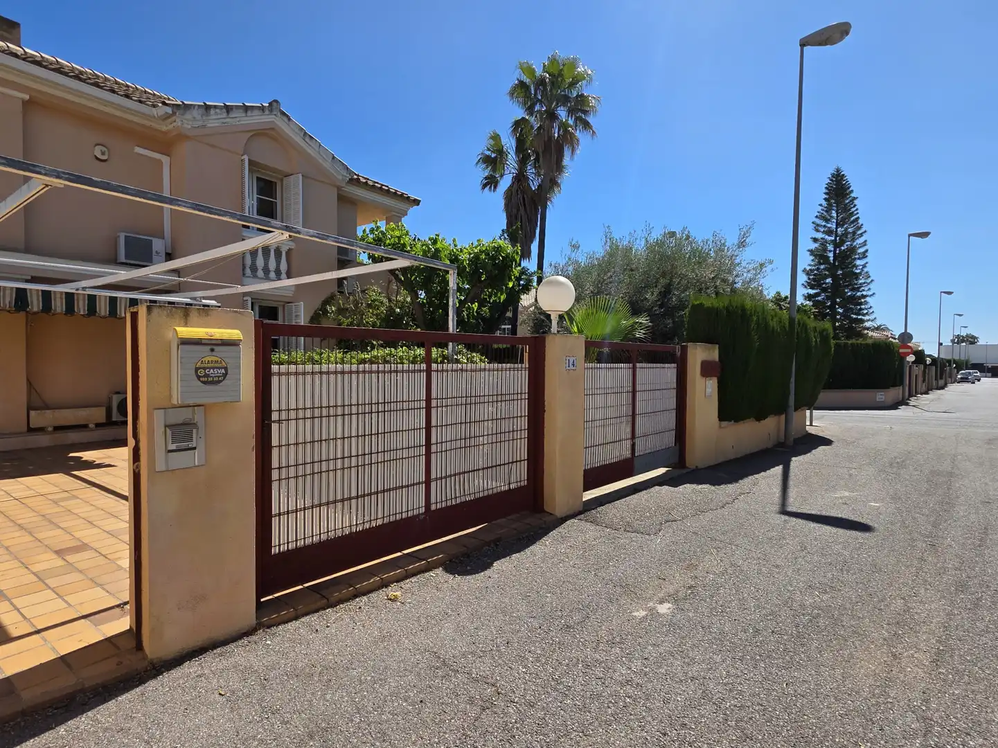 Vista exterior de Casa adosada en venda en Benicasim / Benicàssim amb Calefacció, Jardí privat i Terrassa
