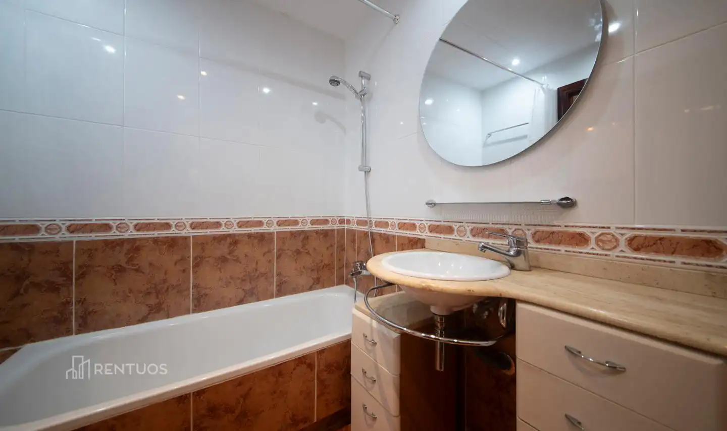 Badezimmer von Wohnung zur Miete in Sant Joan Despí mit Parkett, Abstellraum und Möbliert