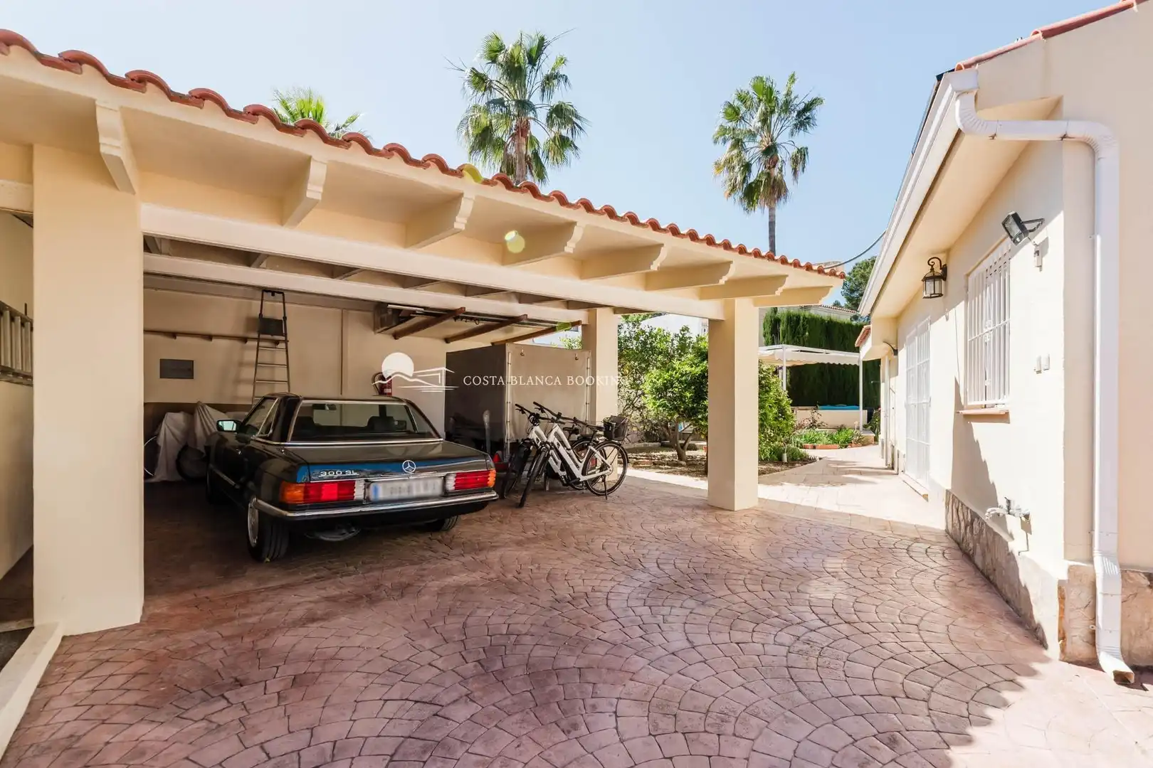 Vista exterior de Casa o xalet en venda en L'Alfàs del Pi amb Aire condicionat, Calefacció i Jardí privat