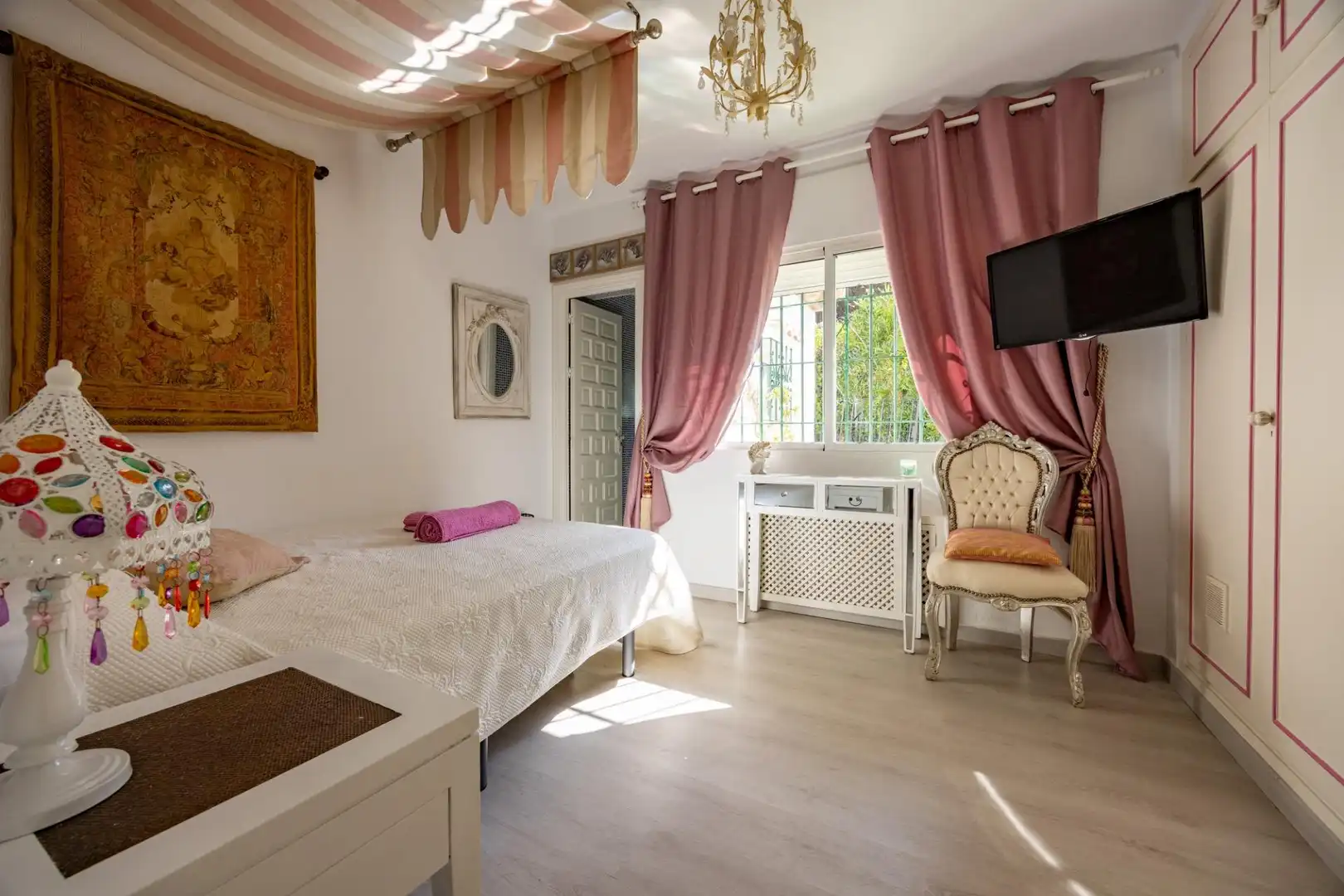 Dormitori de Casa o xalet de lloguer en Marbella amb Aire condicionat, Jardí privat i Terrassa