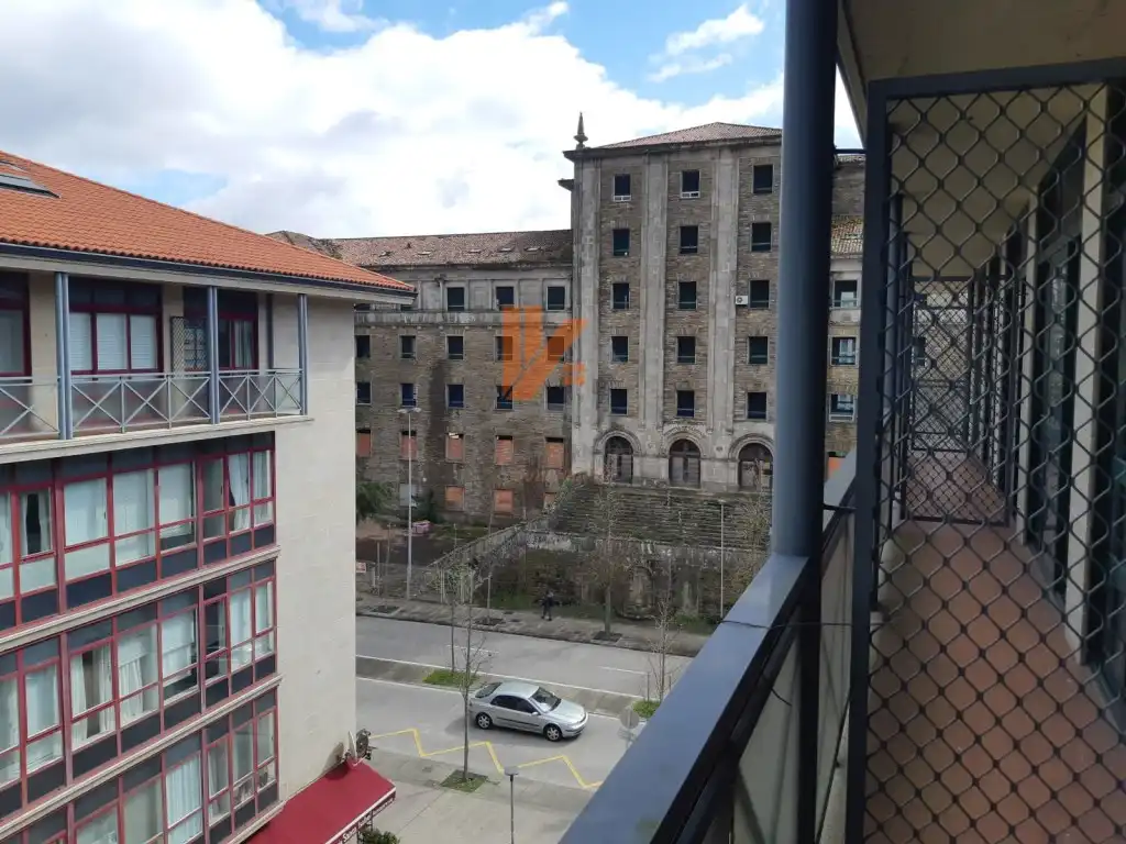 Vista exterior de Oficina en venda en Santiago de Compostela  amb Calefacció