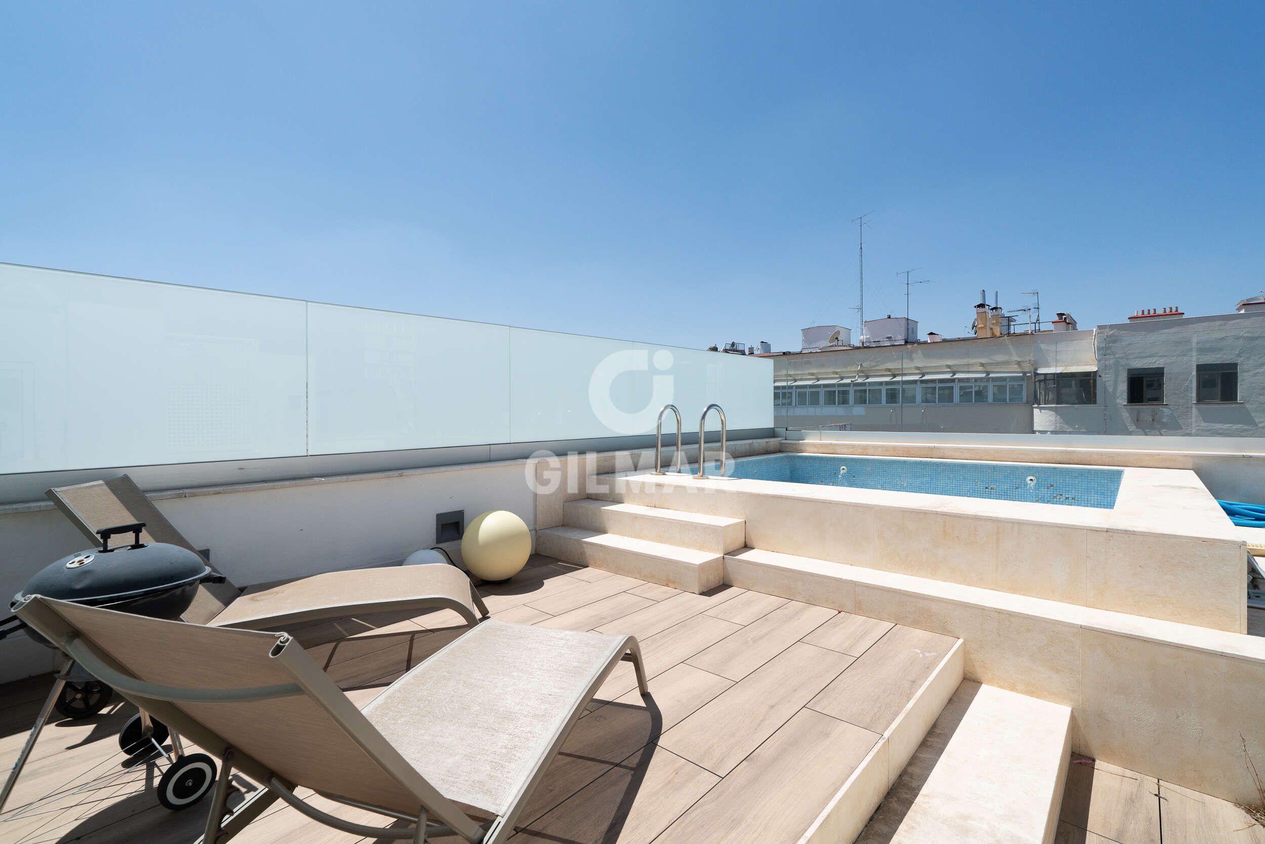 Piscina de Dúplex en venda en  Madrid Capital amb Calefacció, Piscina i Balcó