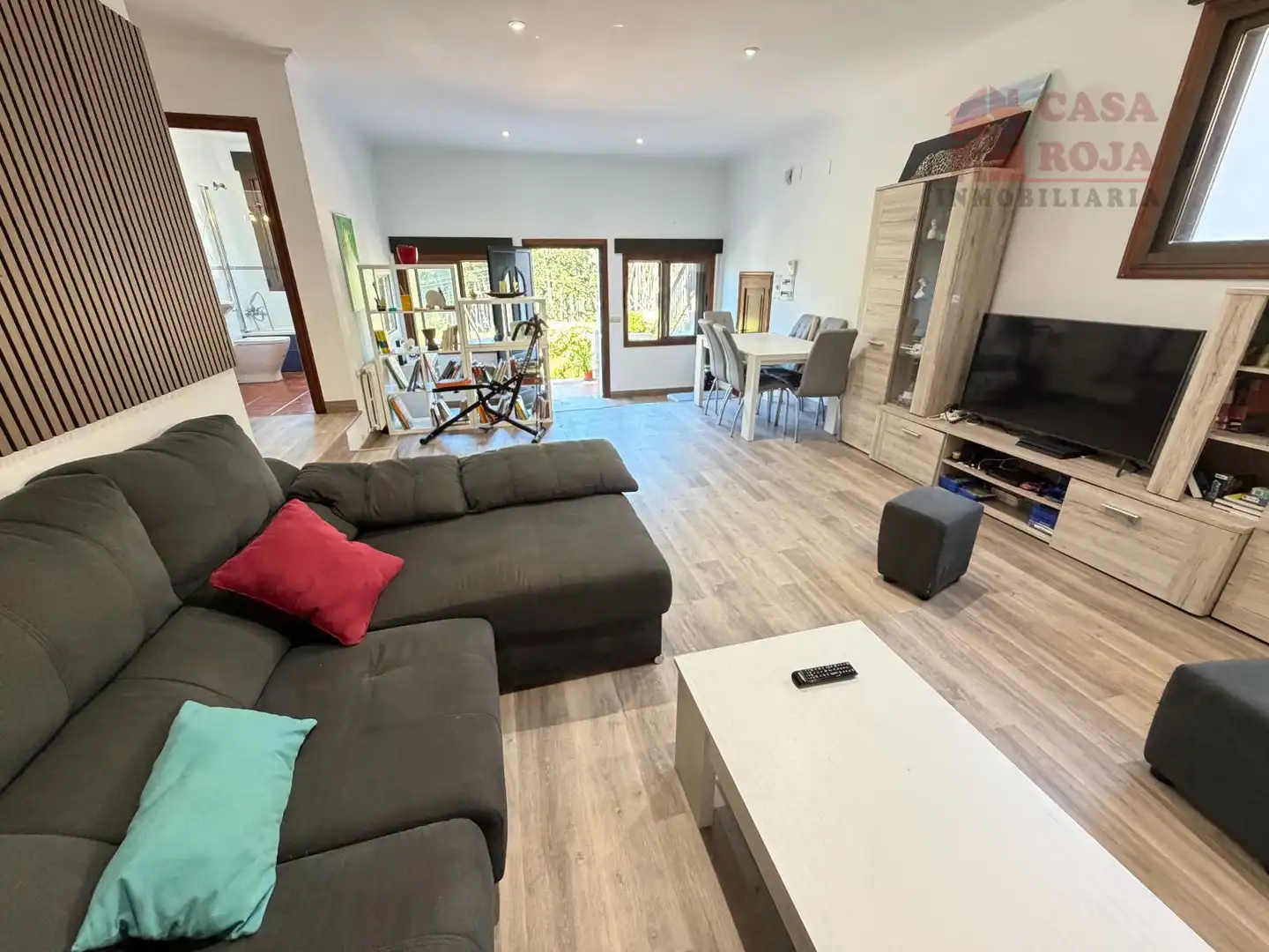 Sala d'estar de Casa o xalet en venda en Cangas  amb Calefacció, Terrassa i Moblat