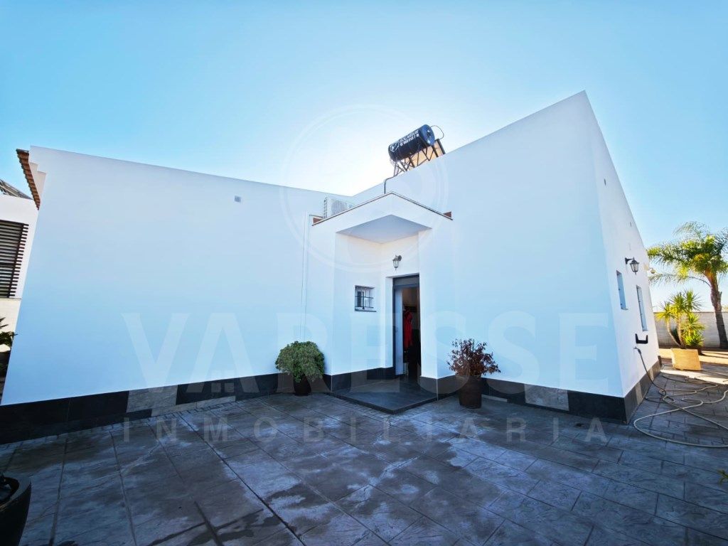 Exterior view of House or chalet for sale in Espartinas