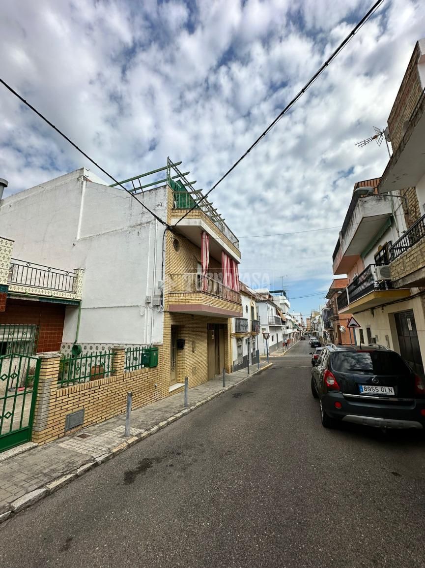 Vista exterior de Casa adosada en venda en Mairena del Aljarafe amb Aire condicionat, Calefacció i Terrassa