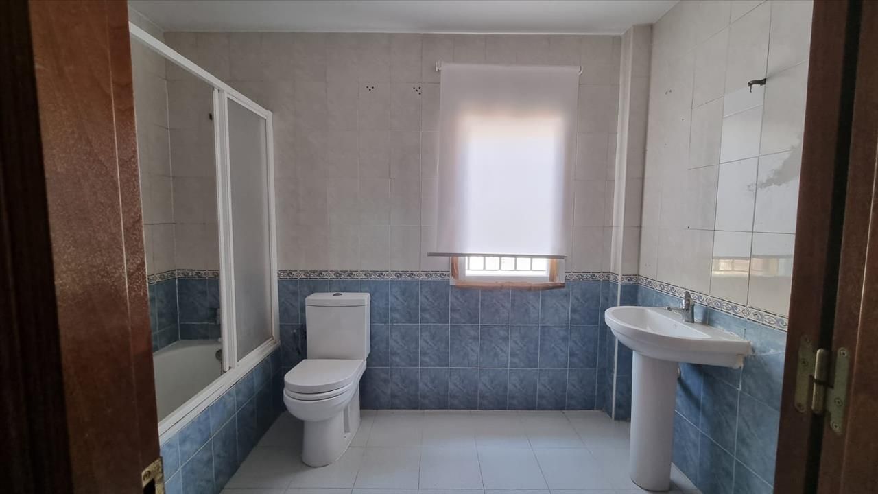 Bany de Casa adosada en venda en Salteras amb Terrassa, Traster i Piscina