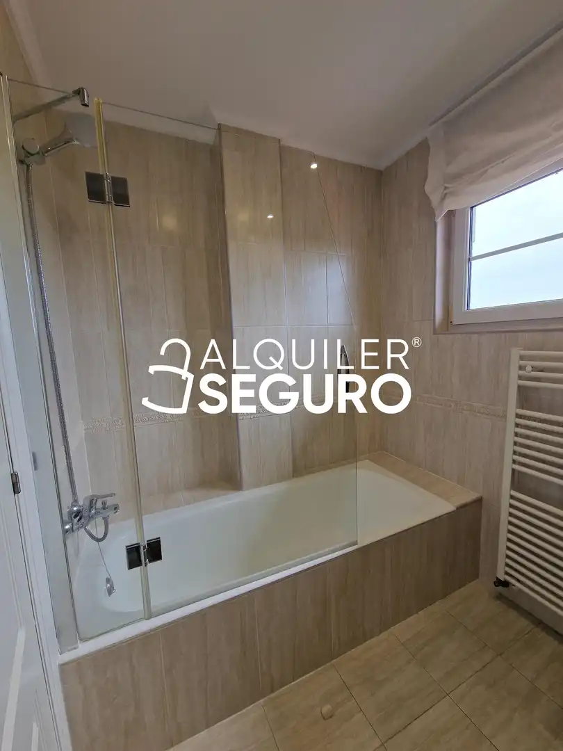 Baño de Piso de alquiler en Getxo  con Calefacción, Terraza y Trastero