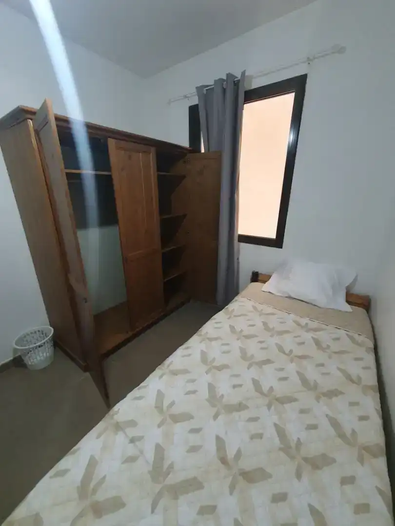 Dormitori de Apartament per a compartir en Tortosa amb Moblat, Forn i Rentadora