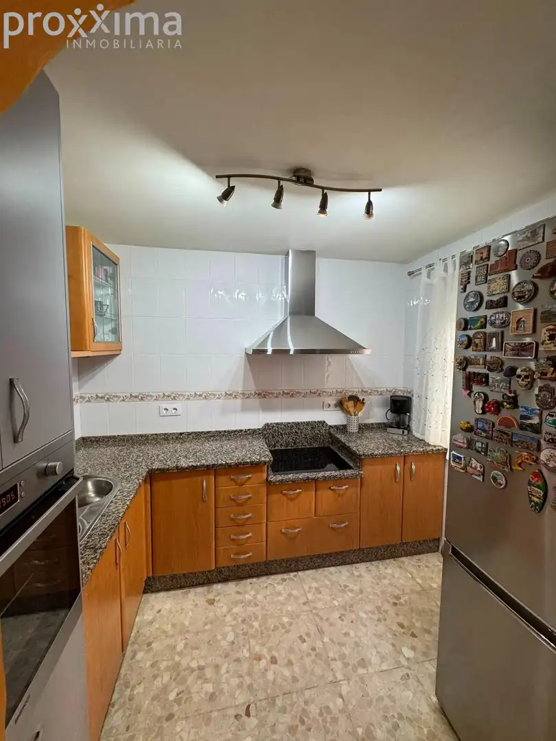 Cuina de Casa adosada en venda en Alcalá de Guadaira amb Aire condicionat, Terrassa i Traster