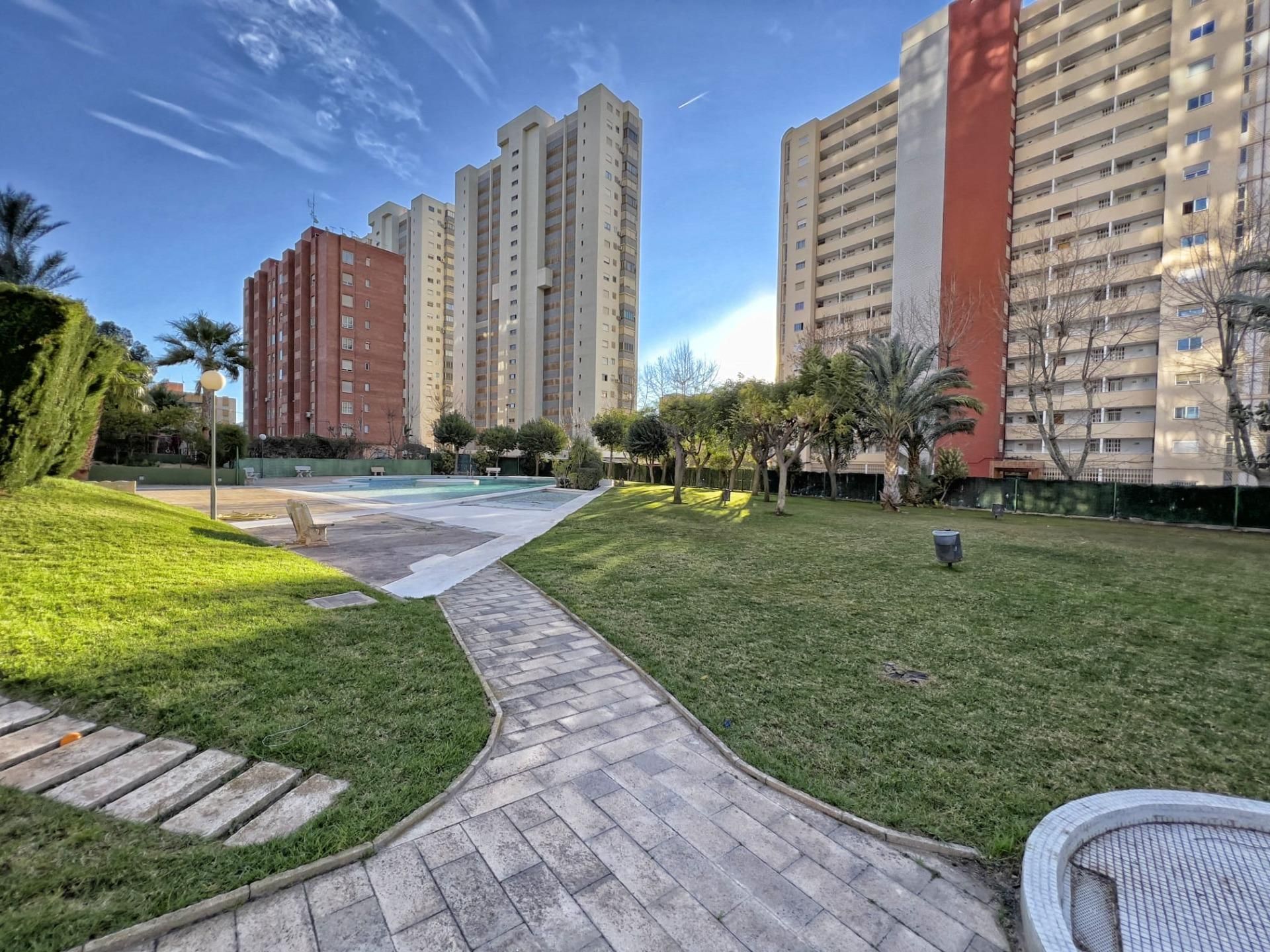 Vista exterior de Apartament en venda en Benidorm amb Jardí privat, Terrassa i Piscina comunitària