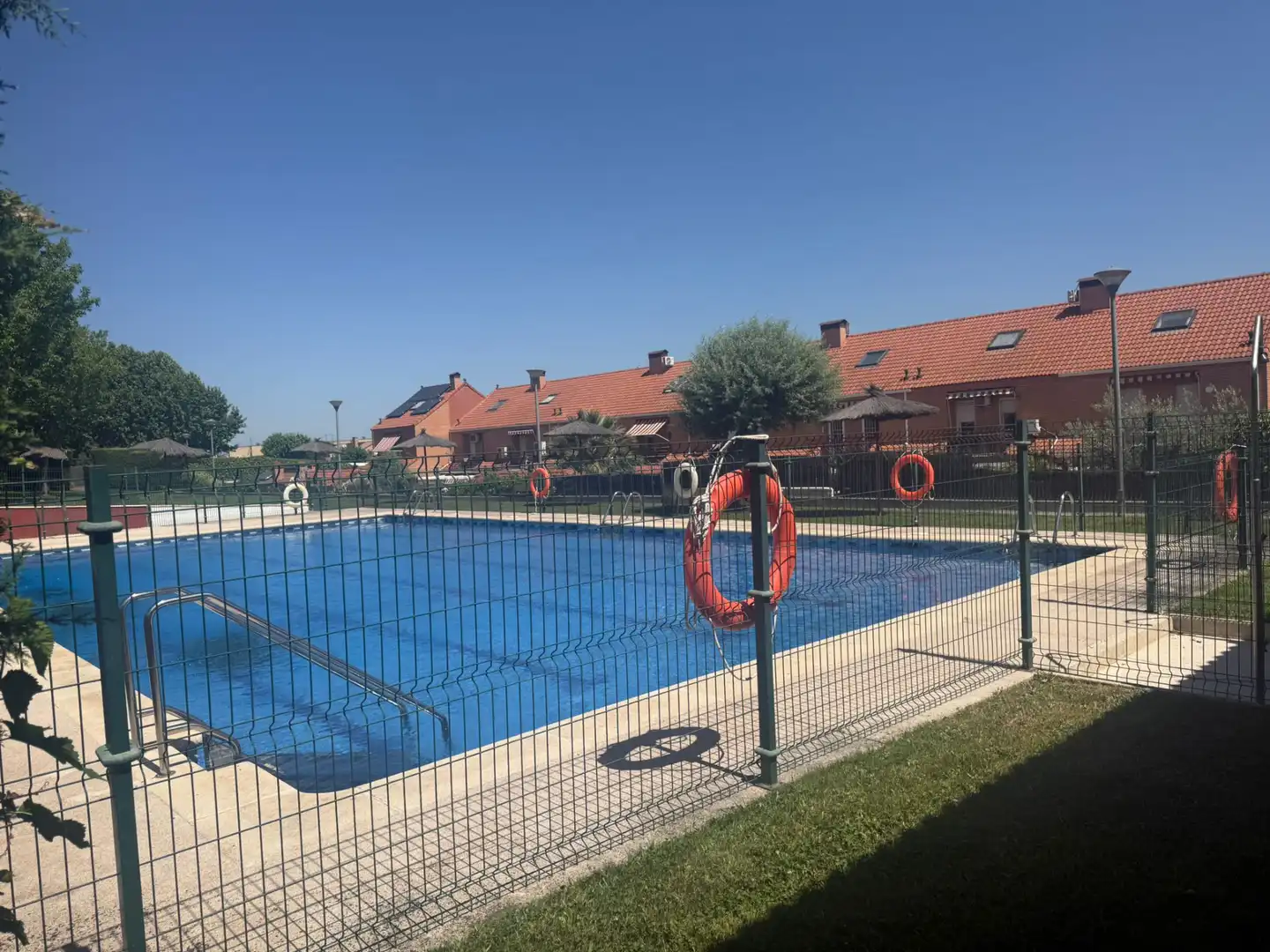 Piscina de Casa adosada en venda en Móstoles amb Aire condicionat, Calefacció i Jardí privat