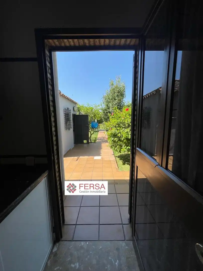 Vista exterior de Casa o xalet en venda en El Puerto de Santa María amb Aire condicionat, Calefacció i Jardí privat