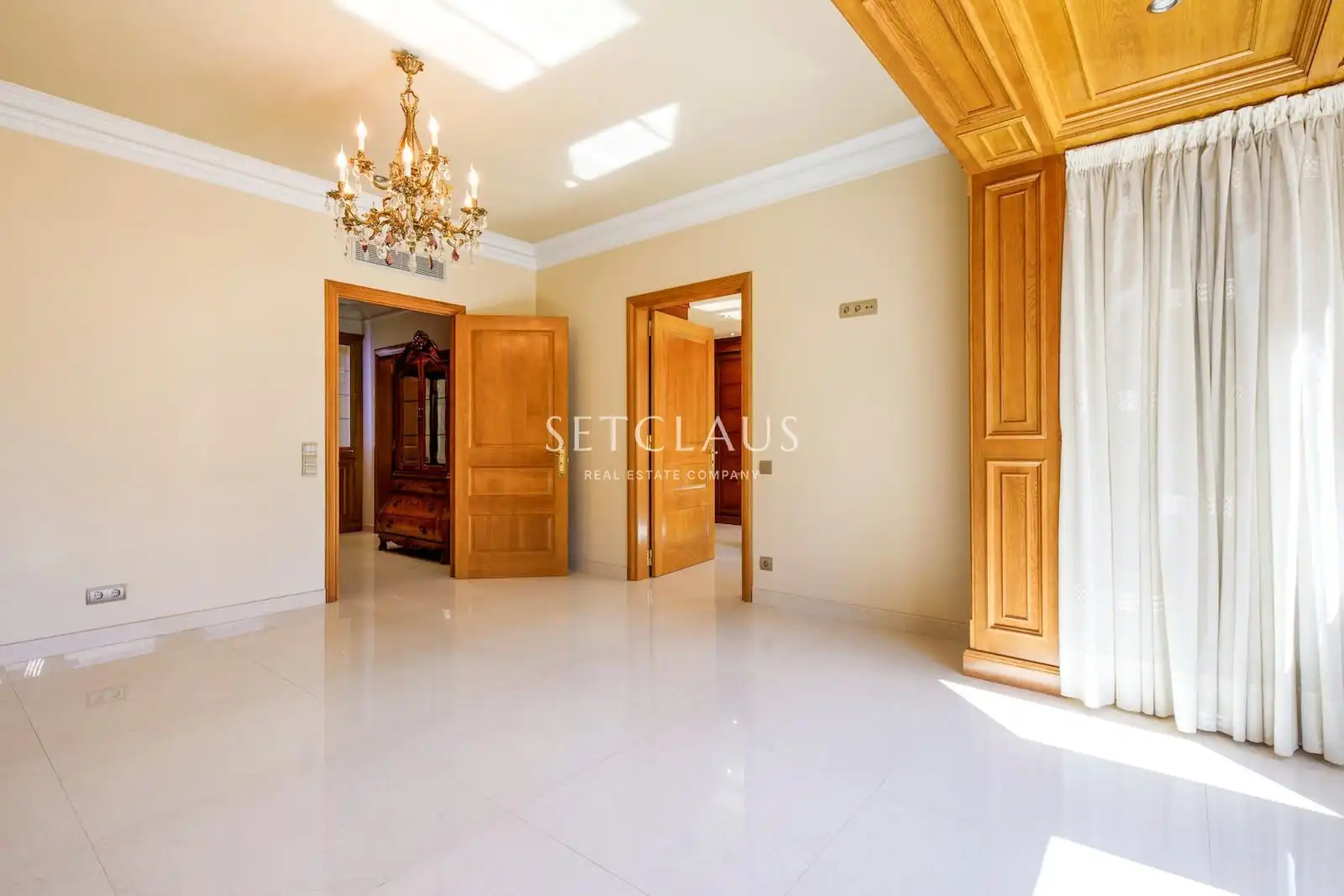 Flat for sale in Barcelona  with Air Conditioner and Alarm