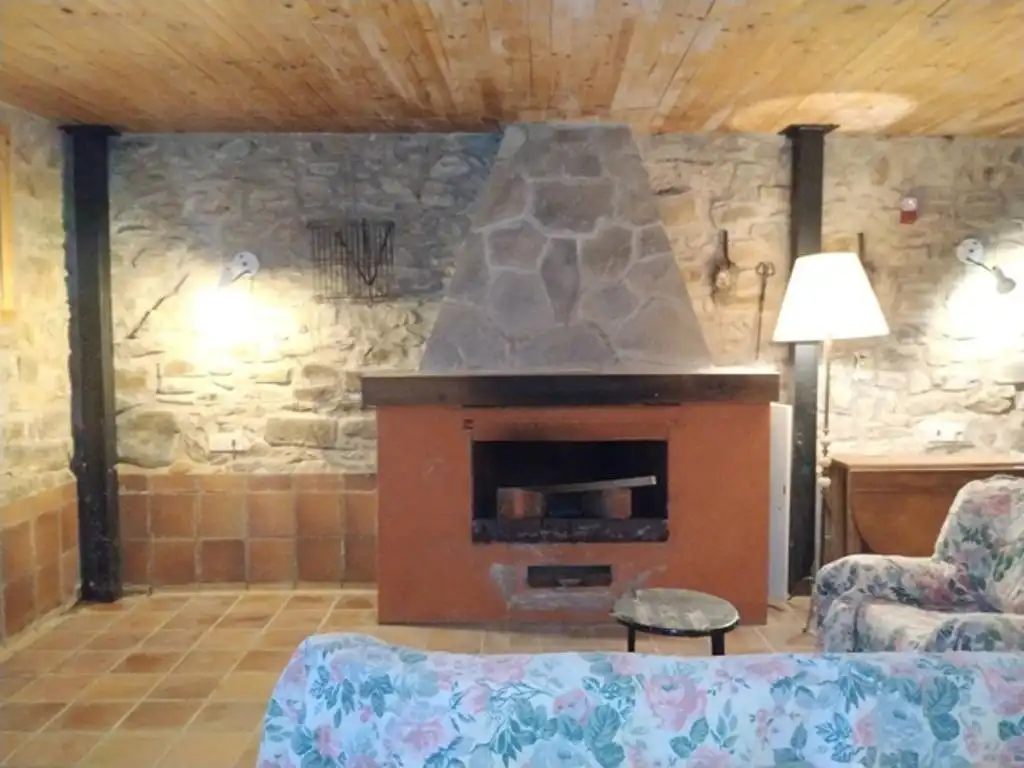 Sala d'estar de Casa adosada en venda en Pineda de la Sierra amb Calefacció