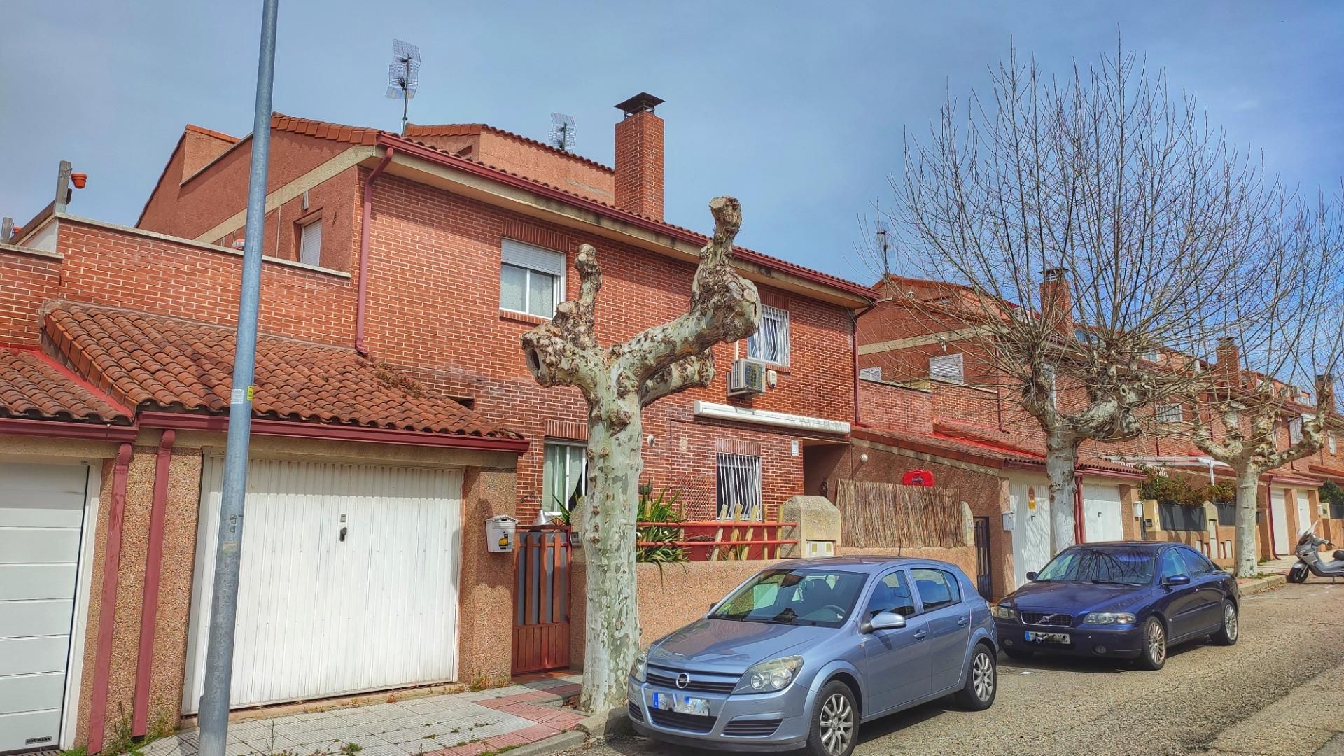 Vista exterior de Casa adosada en venda en Moralzarzal amb Calefacció, Jardí privat i Terrassa
