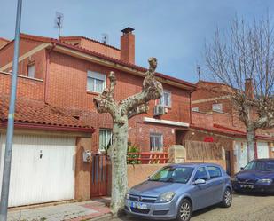 Vista exterior de Casa adosada en venda en Moralzarzal amb Calefacció, Jardí privat i Terrassa