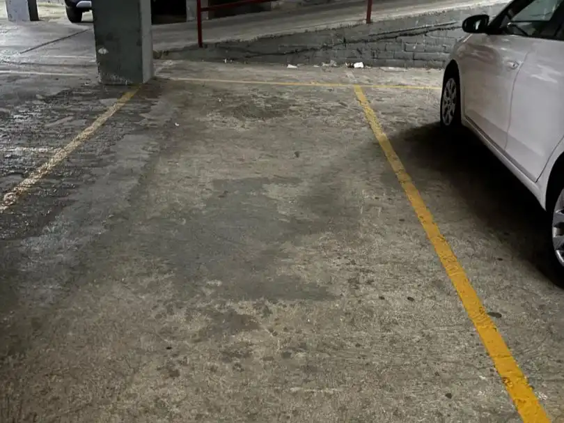 Parkplatz von Garage zur Miete in Instituts - Universitat