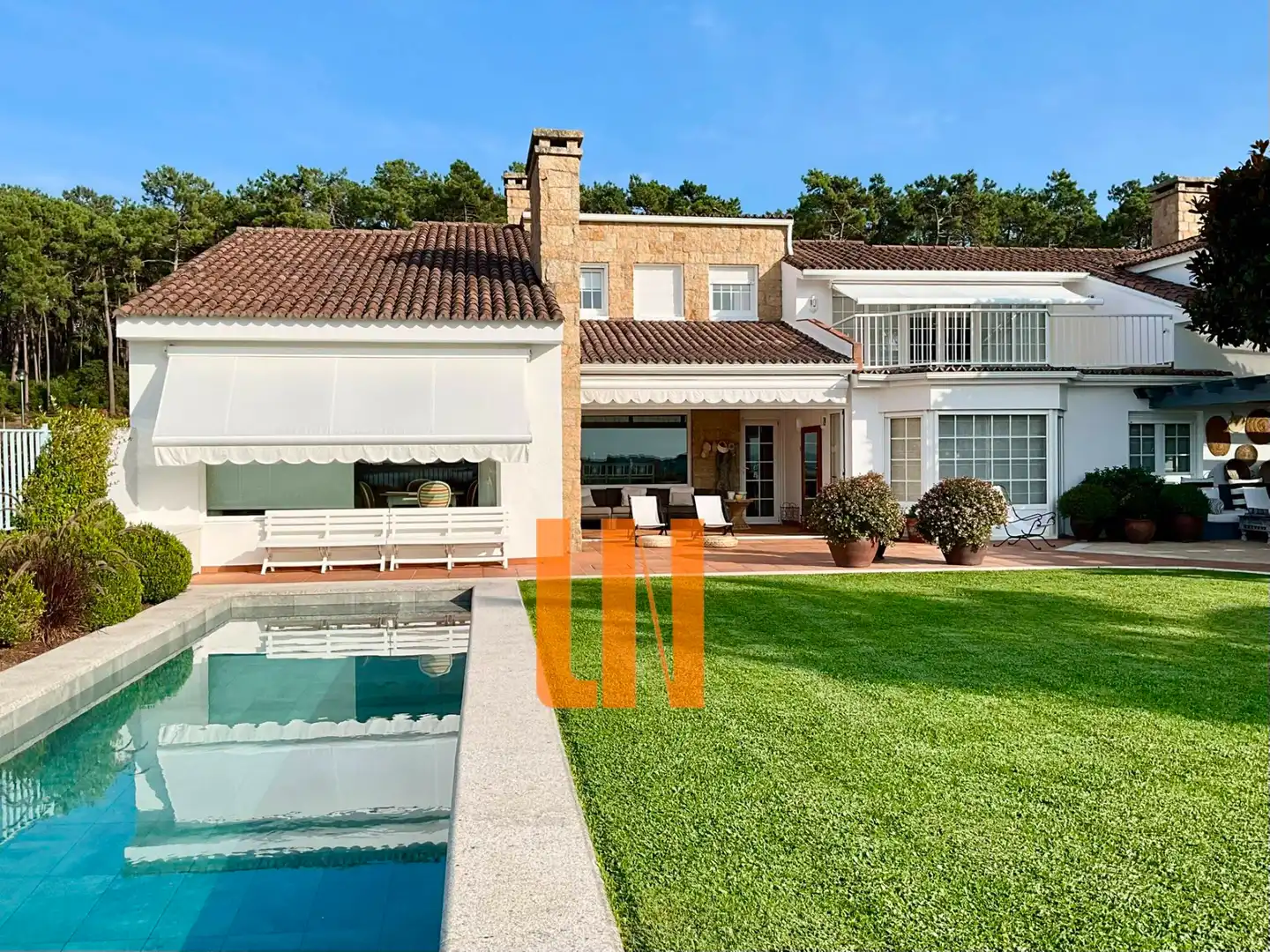 Vista exterior de Casa o xalet en venda en O Grove   amb Aire condicionat, Calefacció i Jardí privat