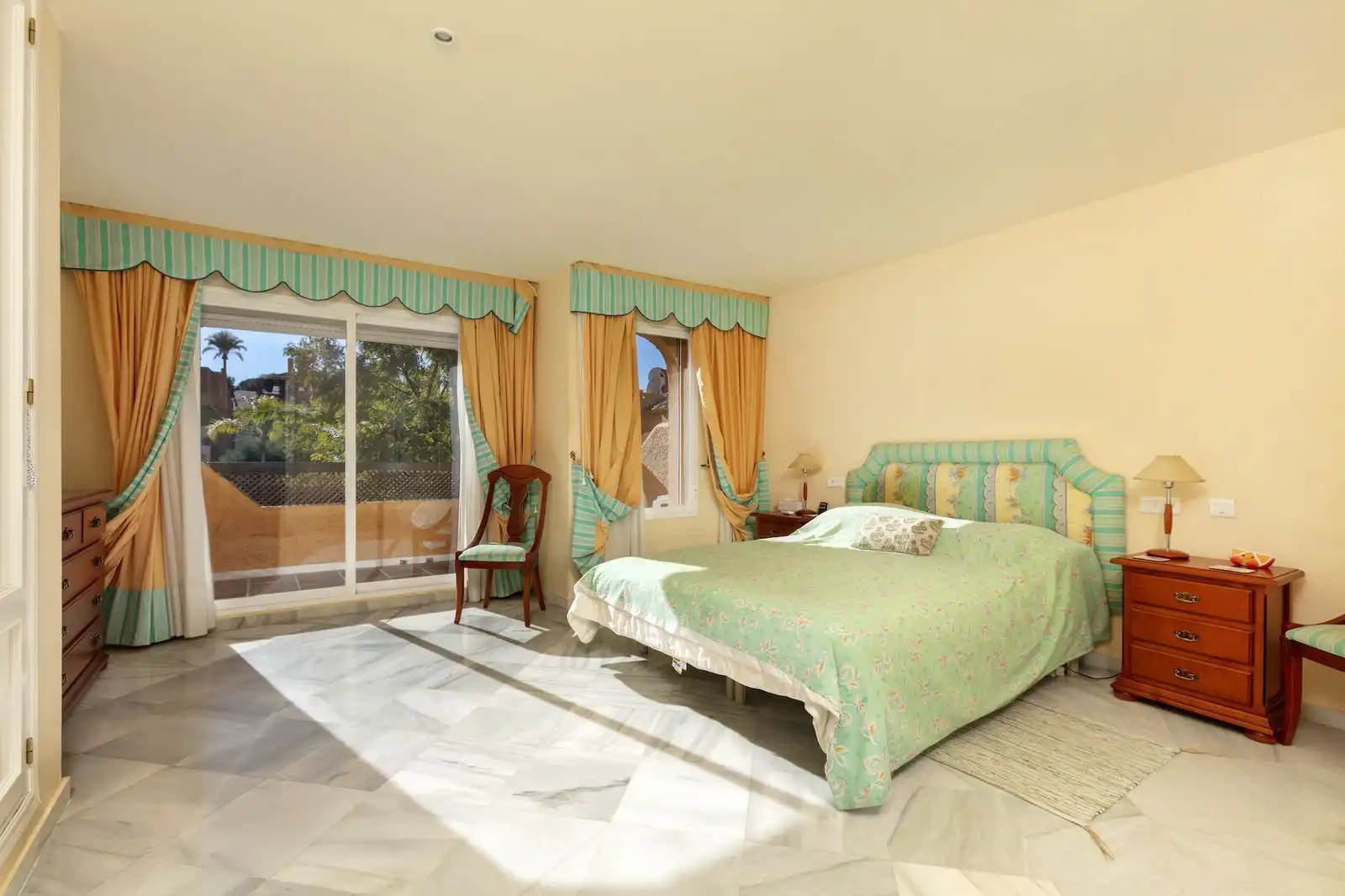 Dormitori de Casa adosada en venda en Marbella amb Terrassa, Traster i Moblat