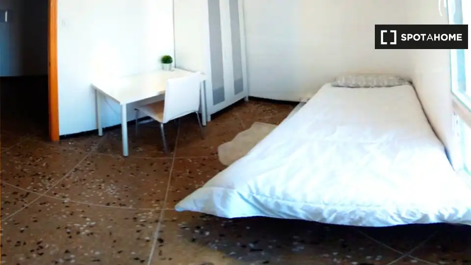 Habitación de Piso de alquiler en Valencia con Aire acondicionado, Calefacción y Amueblado