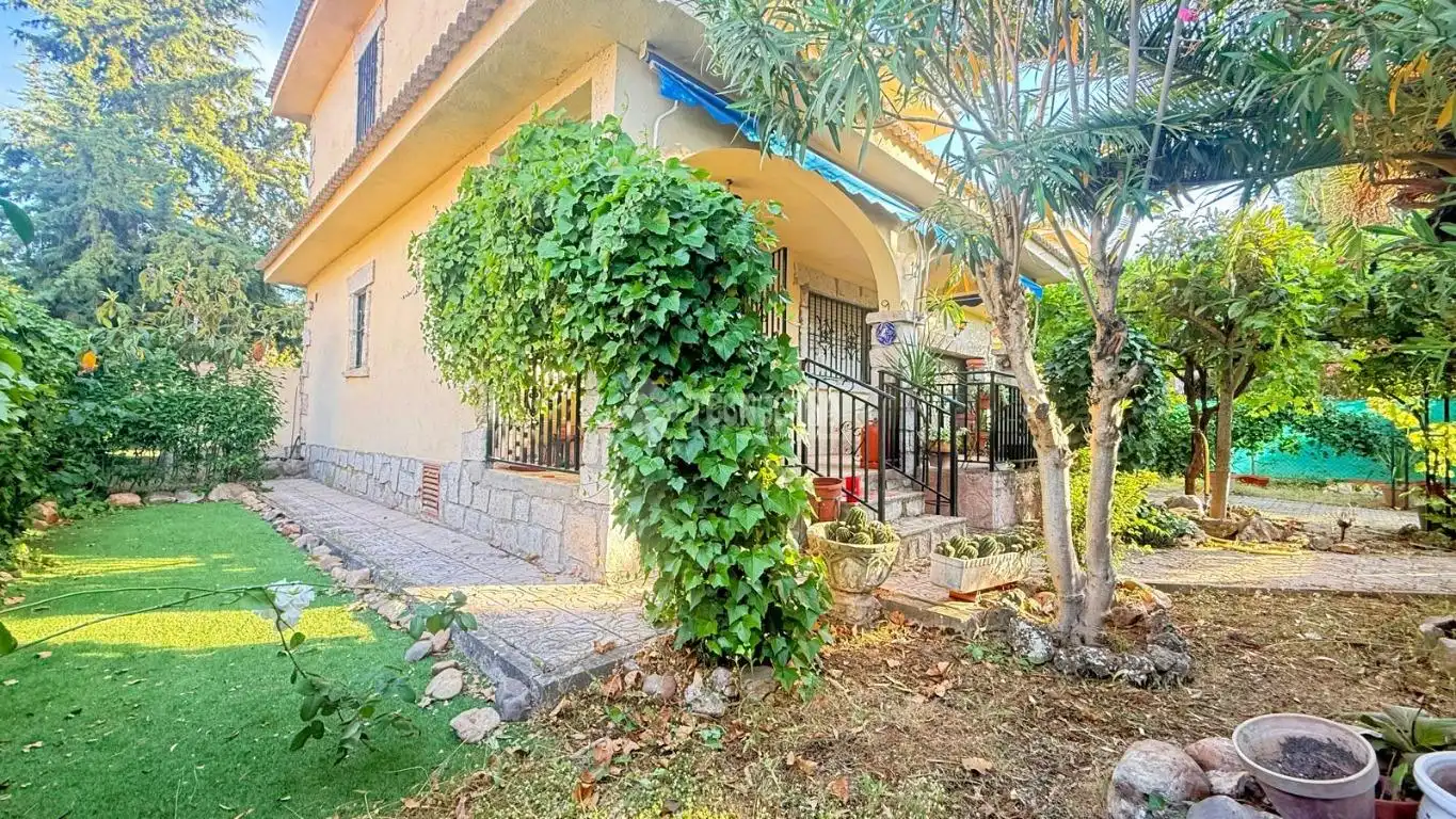 Vista exterior de Casa adosada en venta en Camarena con Calefacción, Trastero y Piscina comunitaria