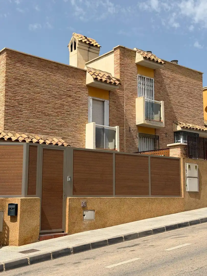 Adossat de lloguer a Calle MONSEÑOR FCO GIL HELLIN