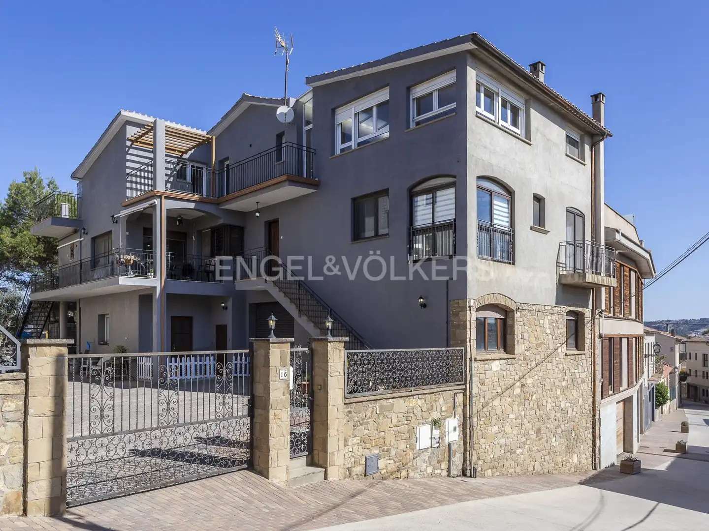 Vista exterior de Casa adosada en venda en Castellgalí amb Aire condicionat, Calefacció i Jardí privat