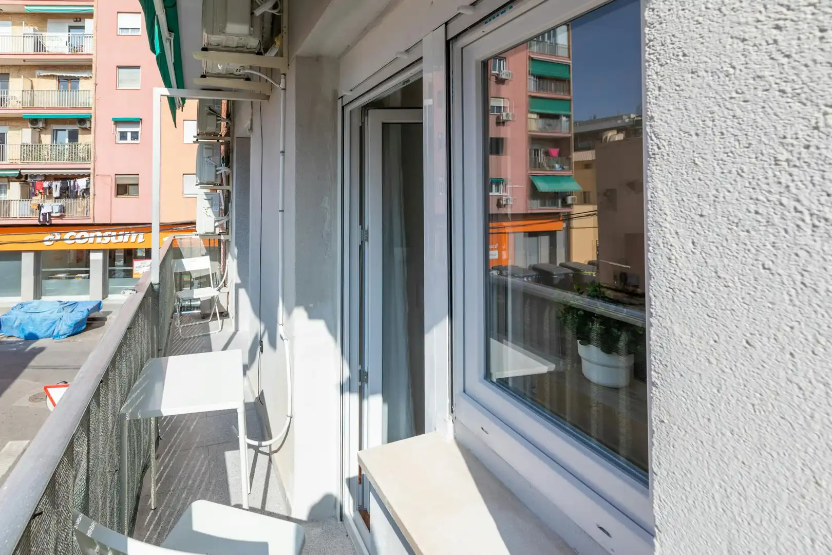 Balcony of Flat for share in Valencia  with Air Conditioner, Heating and Private garden