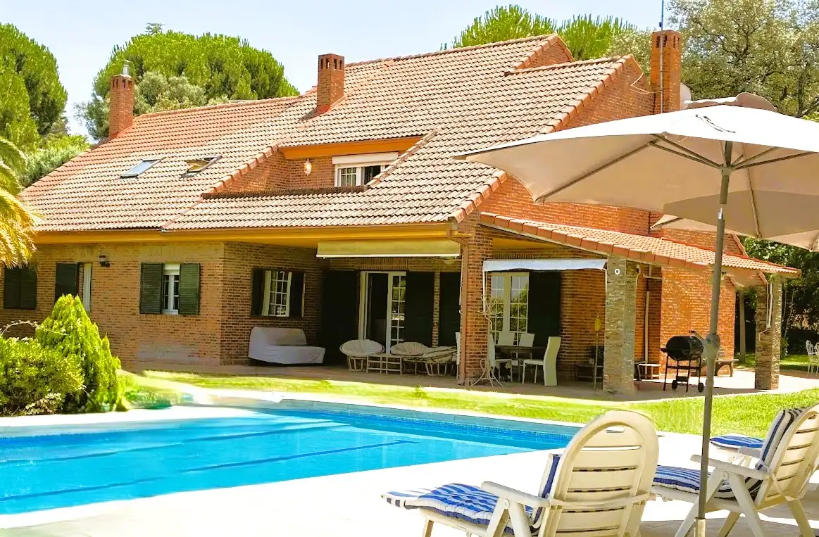 Xalet amb piscina en venda a Paseo de Serbales