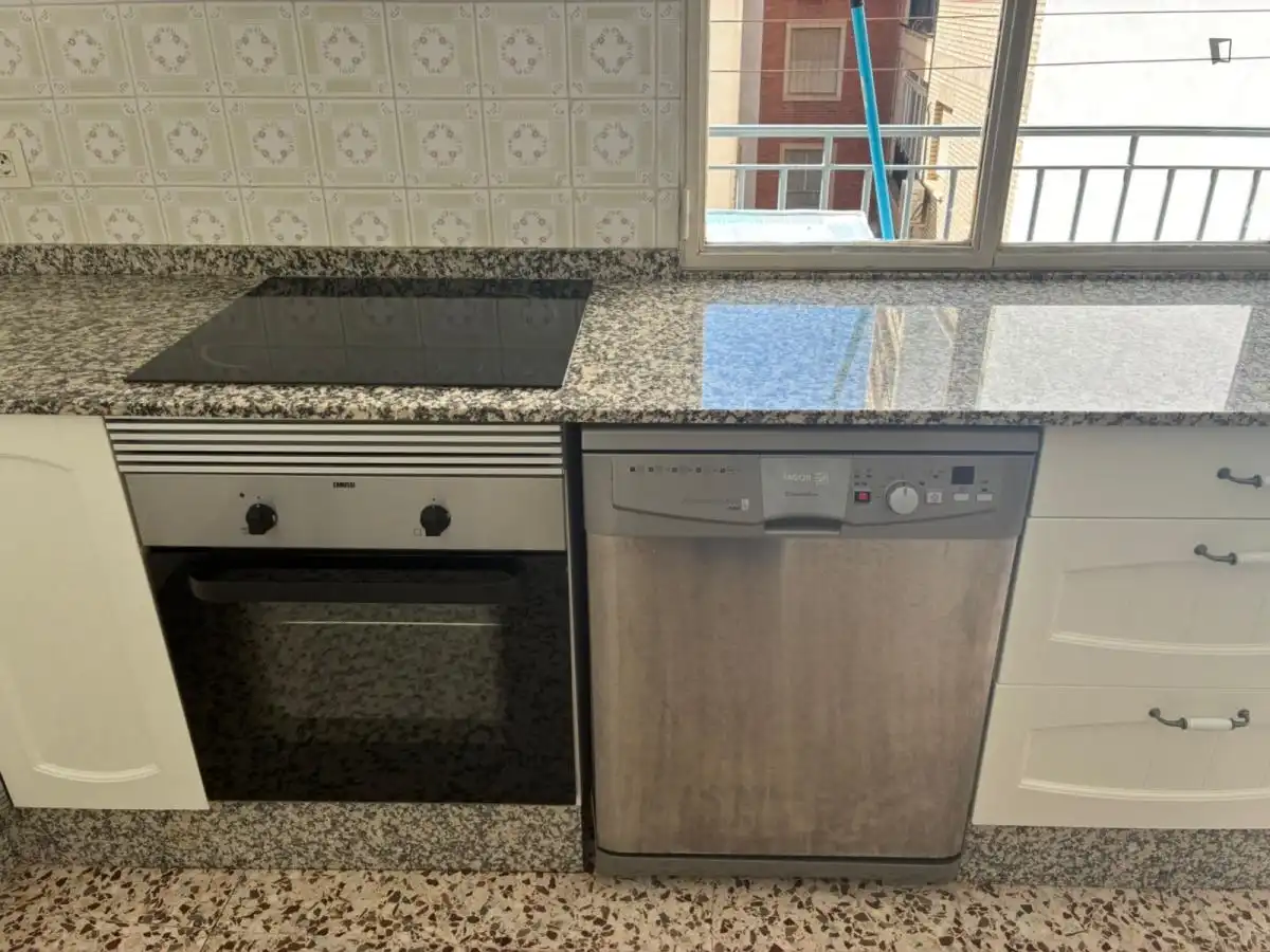 Cuina de Apartament per a compartir en Murcia amb Moblat, Forn i Rentadora