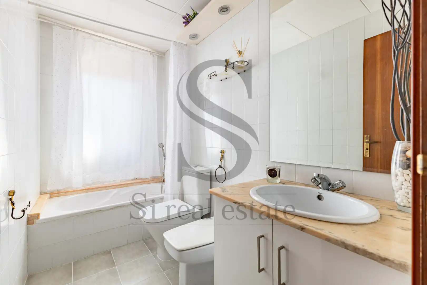 Badezimmer von Wohnung zum Verkauf in Barcelona mit Klimaanlage und Balkon