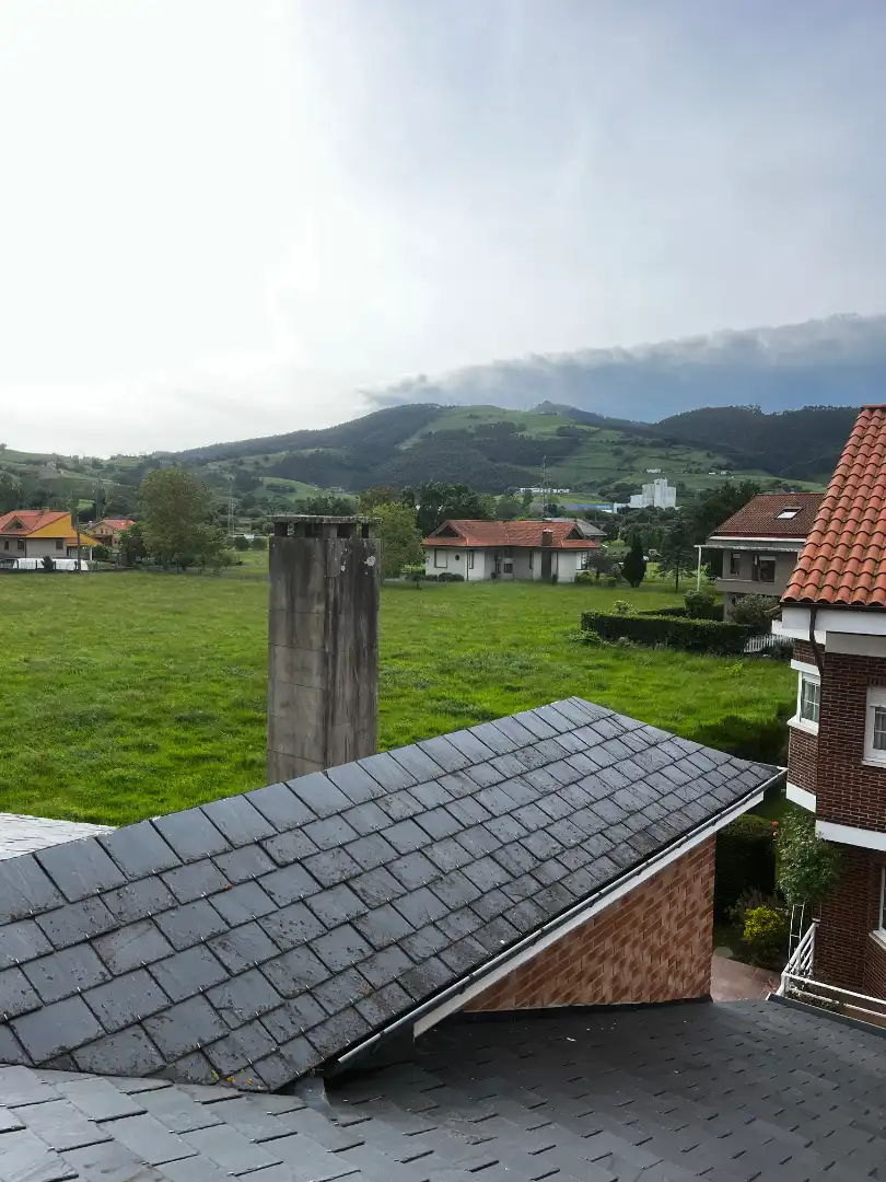Vista exterior de Casa adosada en venta en Torrelavega  con Calefacción, Terraza y Trastero