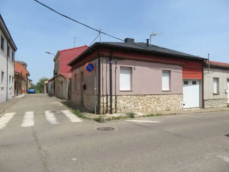 Vista exterior de Casa o xalet en venda en San Andrés del Rabanedo amb Calefacció i Jardí privat