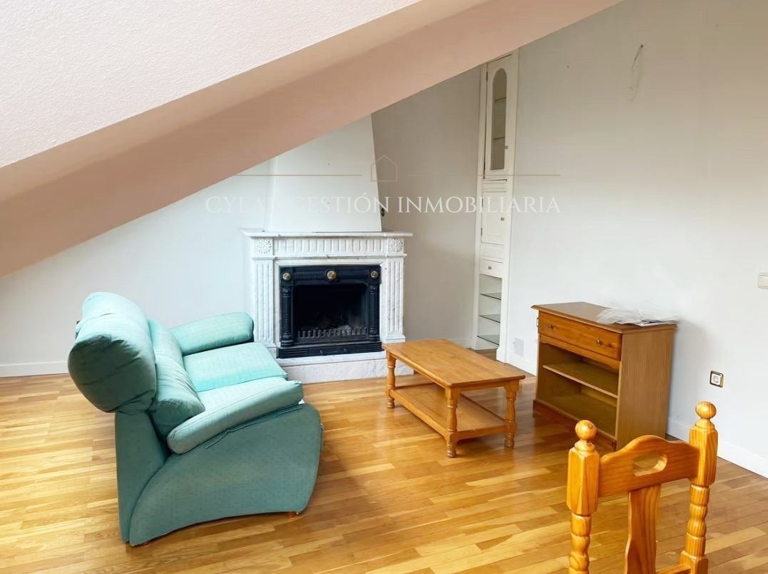 Sala d'estar de Àtic de lloguer en Salamanca Capital amb Calefacció, Parquet i Moblat