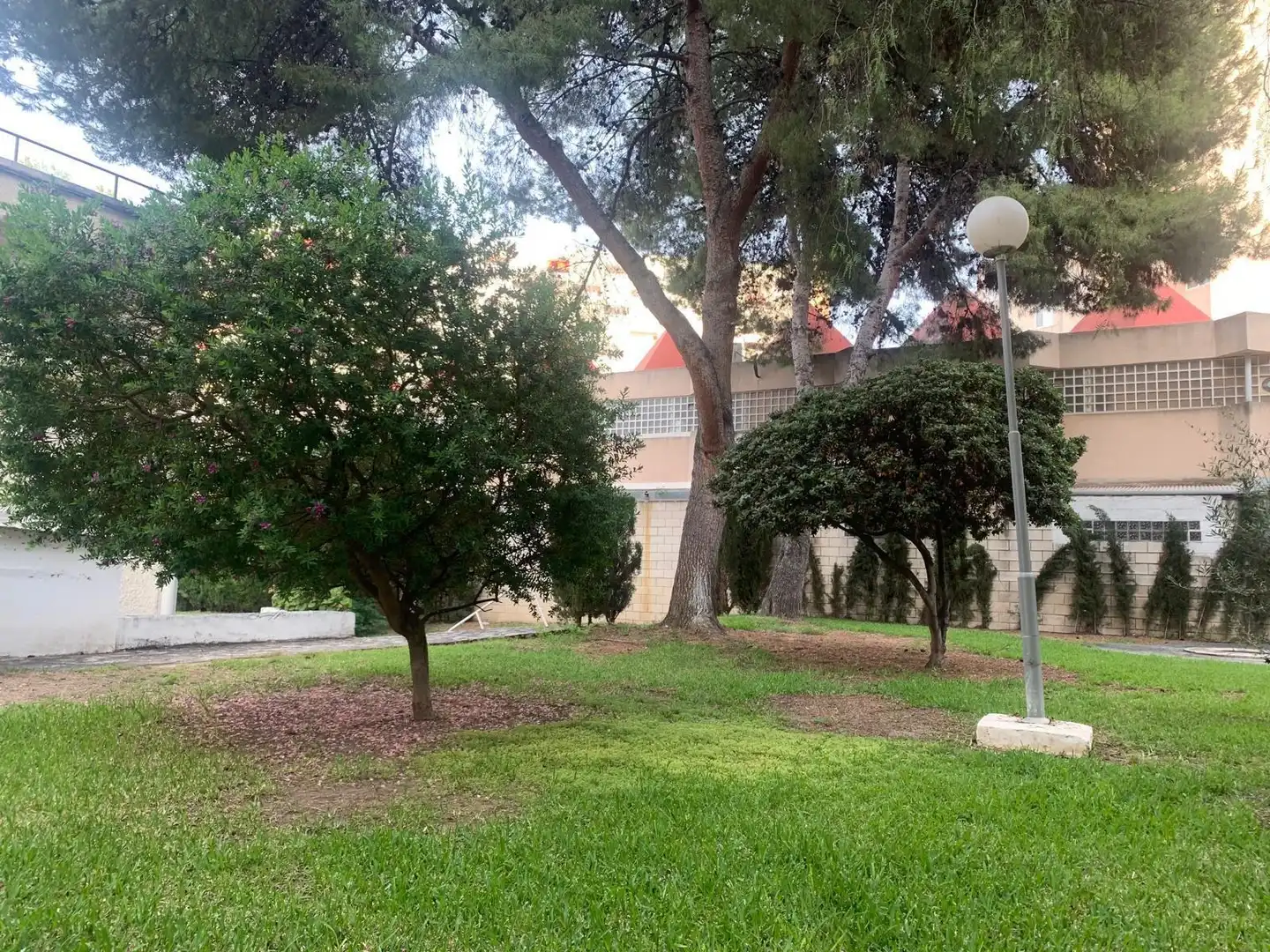 Außenansicht von Wohnung zum Verkauf in Alicante / Alacant mit Klimaanlage, Heizung und Privatgarten