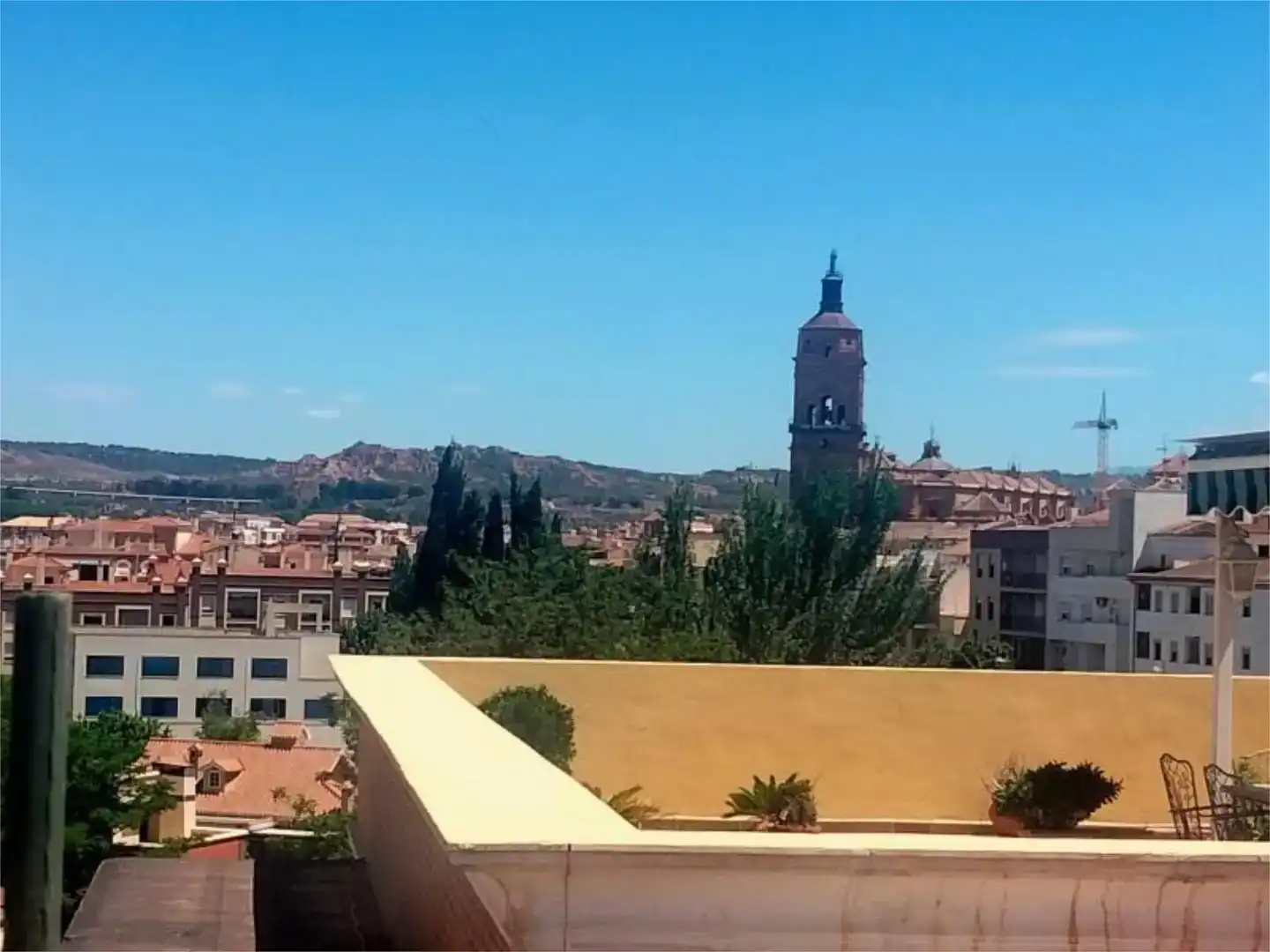 Vista exterior de Àtic en venda en Guadix amb Aire condicionat