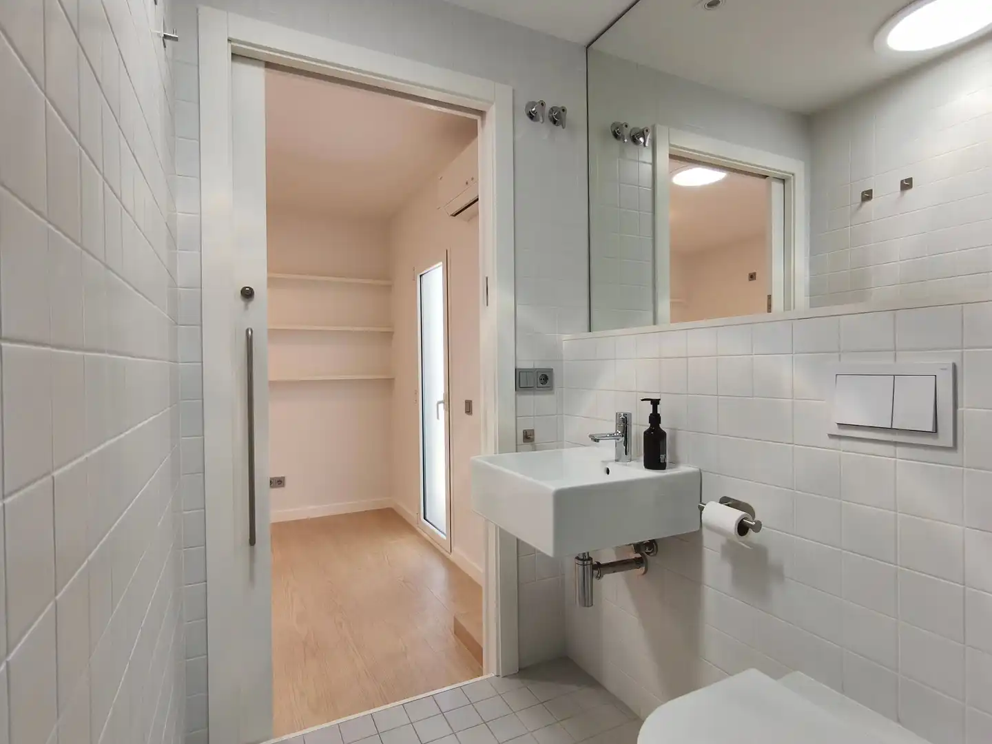 Bathroom of Attic for rent in Girona  with Air Conditioner, Heating and Terrace