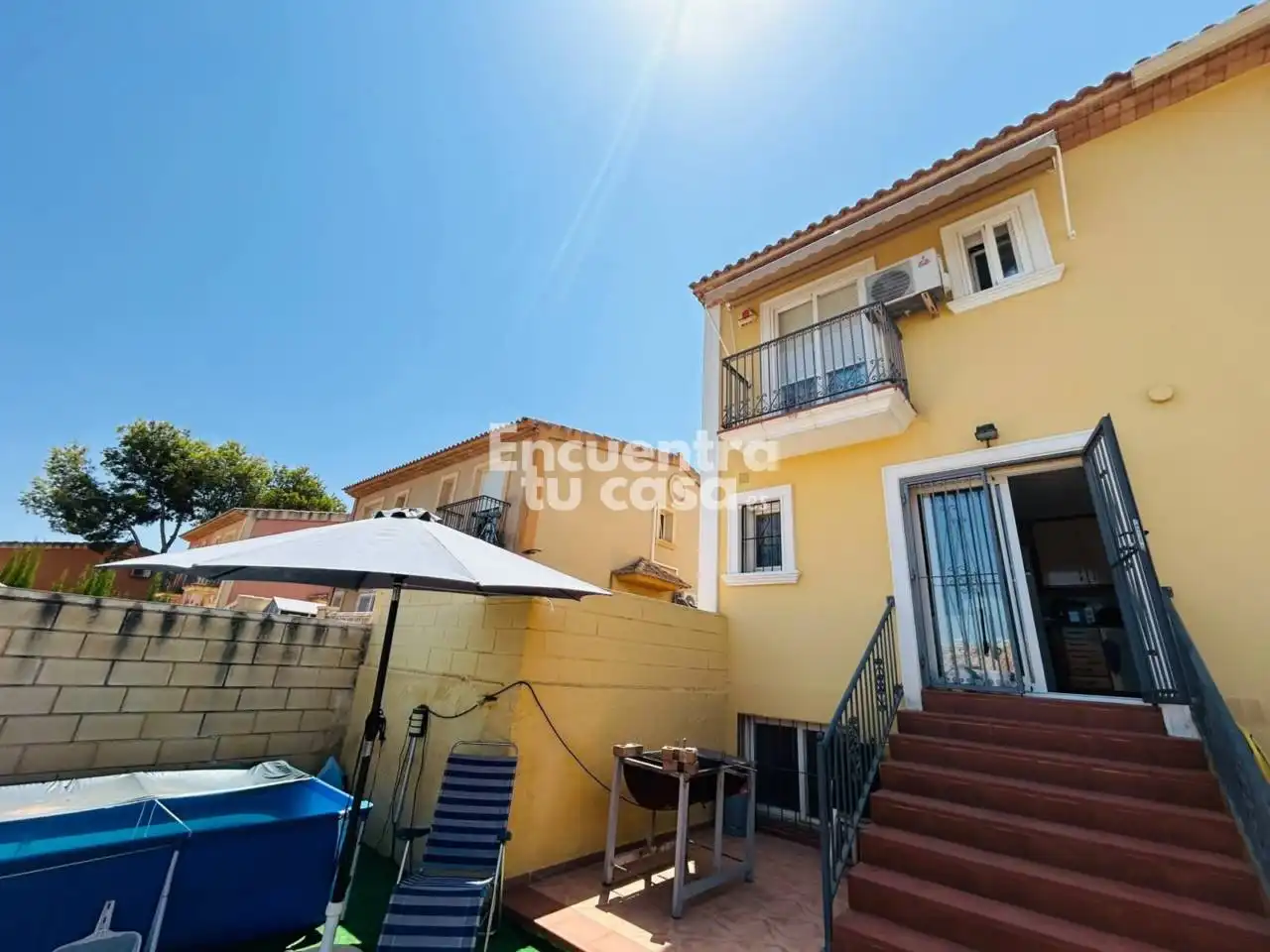 Vista exterior de Casa adosada en venda en La Nucia amb Aire condicionat, Calefacció i Jardí privat