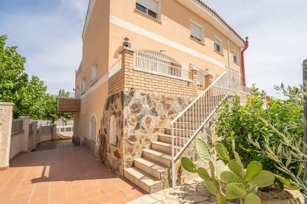Vista exterior de Casa o chalet en venta en Flix con Calefacción, Piscina y Amueblado