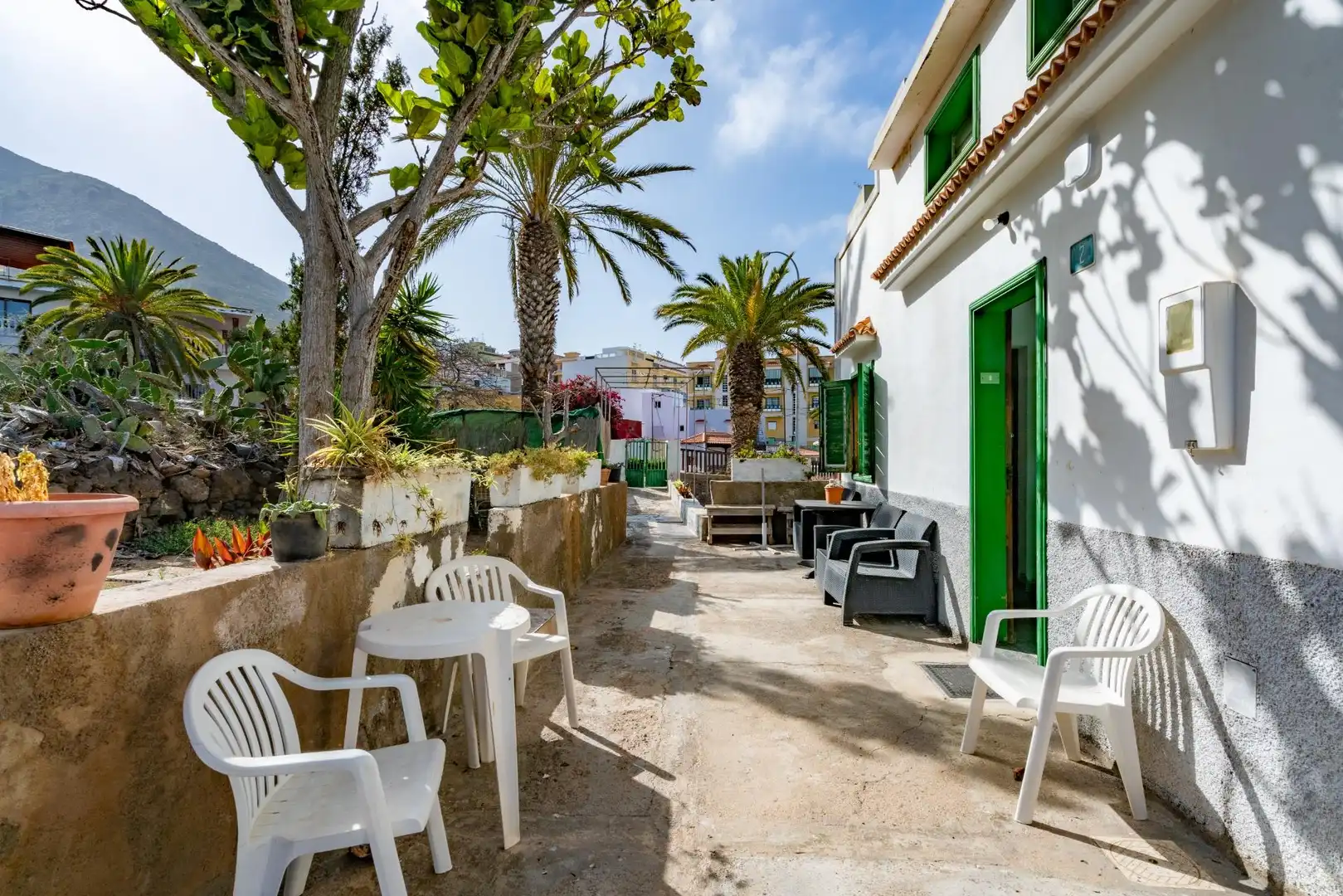 Vista exterior de Casa adosada en venta en Guía de Isora con Jardín privado y Terraza