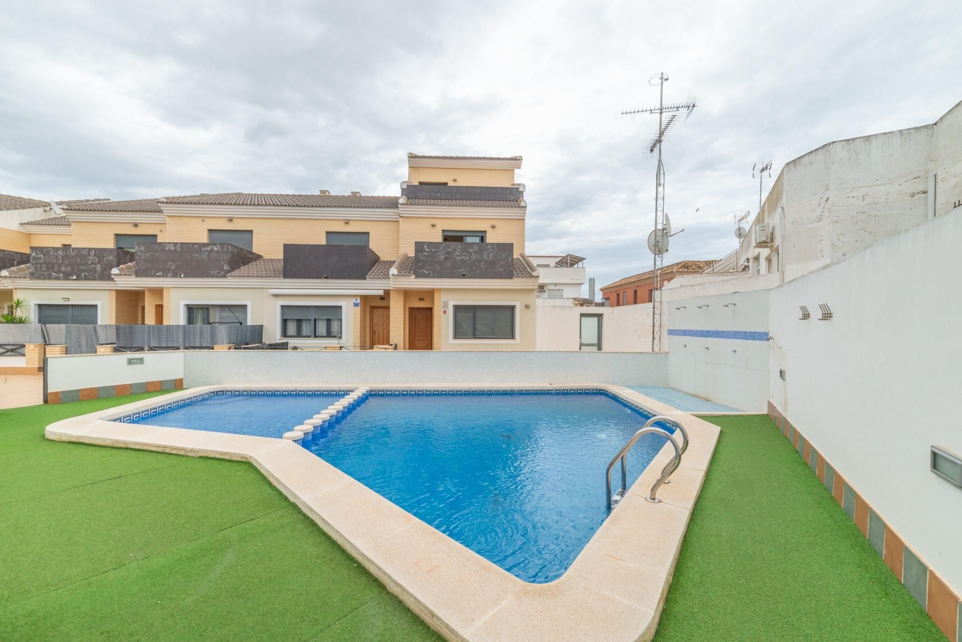 Schwimmbecken von Einfamilien-Reihenhaus zum Verkauf in San Javier mit Terrasse, Abstellraum und Balkon
