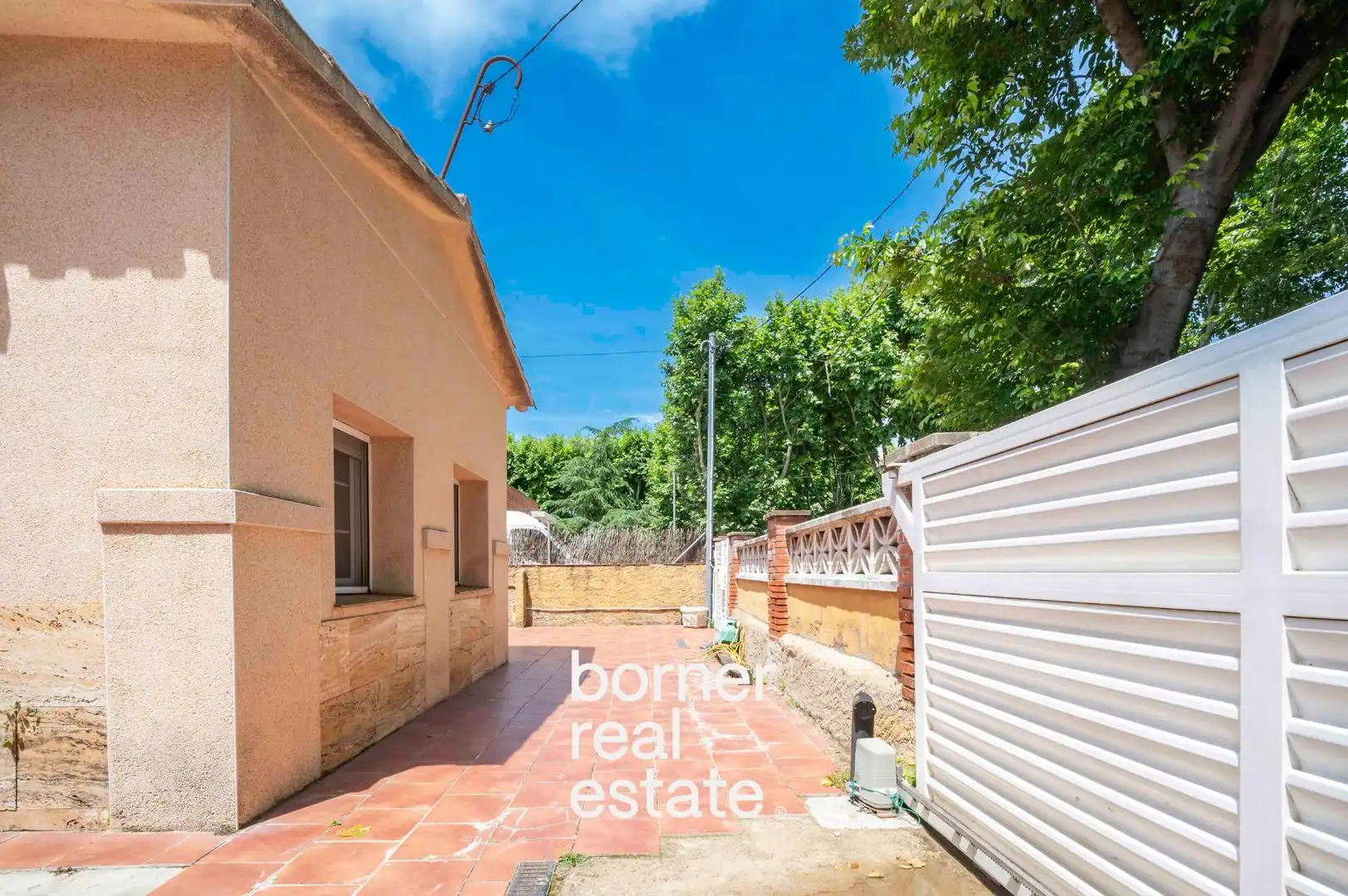 Vista exterior de Casa o xalet en venda en Sant Cugat del Vallès amb Aire condicionat, Calefacció i Jardí privat