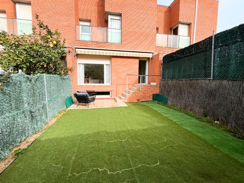 Jardí de Casa adosada en venda en Viladecans amb Calefacció, Jardí privat i Parquet