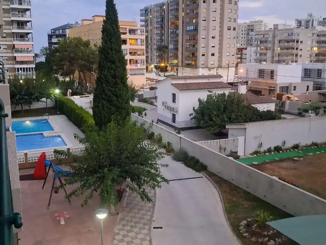 Vista exterior de Pis de lloguer en Benicasim / Benicàssim amb Aire condicionat, Piscina i Balcó