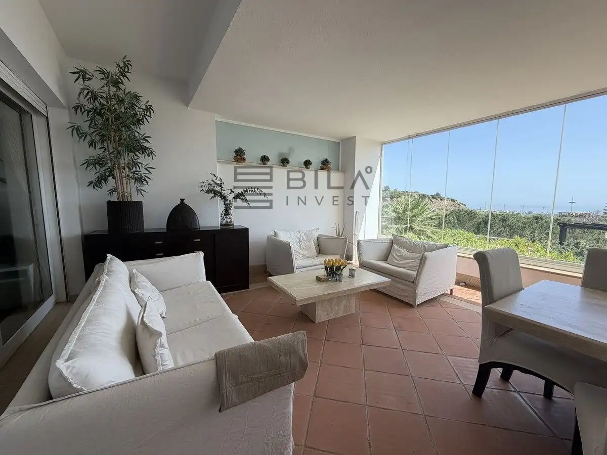 Sala d'estar de Casa adosada en venda en Marbella amb Aire condicionat, Terrassa i Piscina